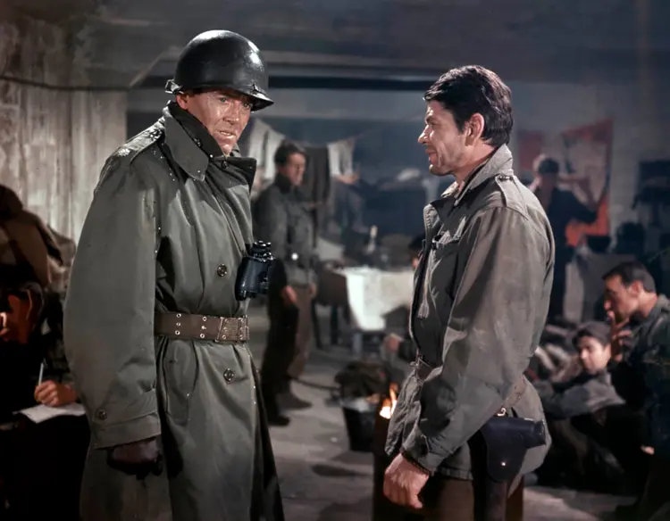 Prod DB © Warner Bros / DR LA BATAILLE DES ARDENNES (BATTLE OF THE BULGE) de Ken Annakin 1965 USA avec Henry Fonda et Charles Bronson WW2, guerre, historique, soldat americain, GI, officier, casque, jumelle, rapport