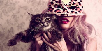 Kediler ve Kadınların Aynı Canlılar Olduğunu Gösteren 16 Özellik