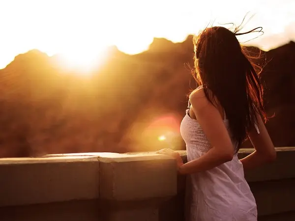 woman-watching-sunset-1600x1200