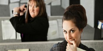 Neden Hala İş Arkadaşınız Olduğunu Anlamadığınız Sizi Çıldırtan 10 Tip