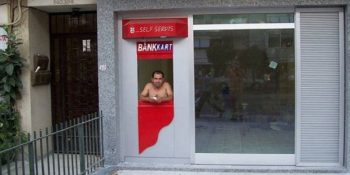 ATM’nin Para Çekmekten Çok Daha Fazlası Olduğunu Gösteren 14 Sürreal Görüntü
