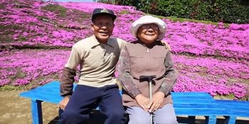 Kör Olan Karısı Kokularını İçine Çekip Mutlu Olsun Diye Binlerce Çiçek Yetiştiren Adamın Hikayesi