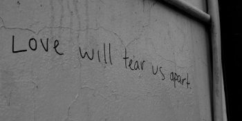 Kalbinizi Paramparça Ederken Onu Deli Gibi Özlemenize Yol Açacak 16 Ayrılık Şarkısı