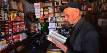 Bakkalını Kapatıp Kütüphaneye Dönüştüren AbdulKadir Amcanın Tatlı Hikayesi