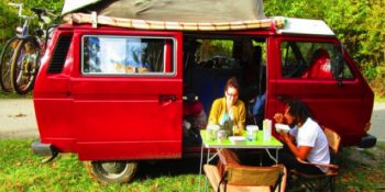 Ormandaki Kabilesinden Ayrılıp Karavanıyla Modern Dünyaya Açılan Bir Adam