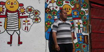 Yaşadığı Gecekonduyu Resim Müzesine Çeviren Zihinsel Engelli Muhammed’in Renklere Sığınmış Hikayesi