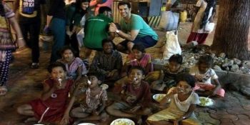 Artan Yiyecekleri Toplayıp Evsiz İnsanlara Dağıtan Gönüllüler: “Robin Hood Ordusu”