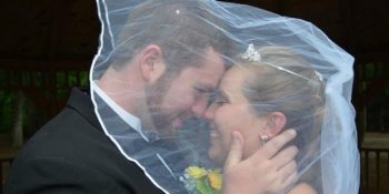 Hafızasını Kaybeden Karısı İçin Geçmişi Tekrar Canlandıran Adamın Duygu Dolu Hikayesi