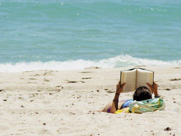 sahilde-kitap-okumak