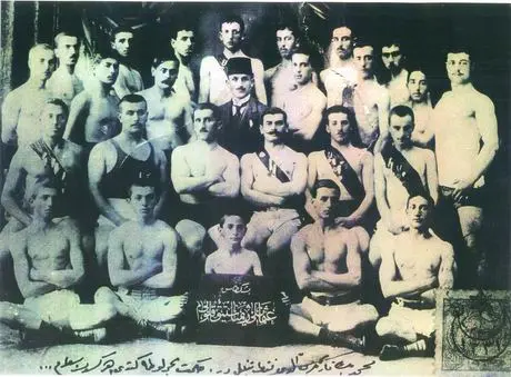 1. Jimnastik Yapan Gençler