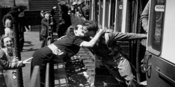 Zamanın Değiştiremediği Tek Şeyin Aşk Olduğunu Kanıtlayan Savaş Dönemine Ait 19 Tarihi Fotoğraf