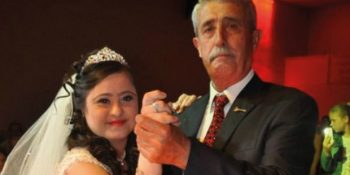 Down Sendromlu Kızlarının Hayalini Gerçekleştirmek İçin Damatsız Düğün Yapan Sevgi Dolu Aile