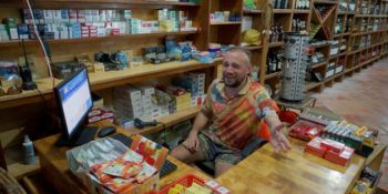 30 Bin Liralık Maaşını Bırakıp Kamboçya’da Bakkal Çırağı Olan Kaptanın İlham Veren Hikayesi