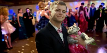 Mezuniyet Balosundaki Partnerinin Güzelliğiyle Herkesi Kıskandıran Liseli