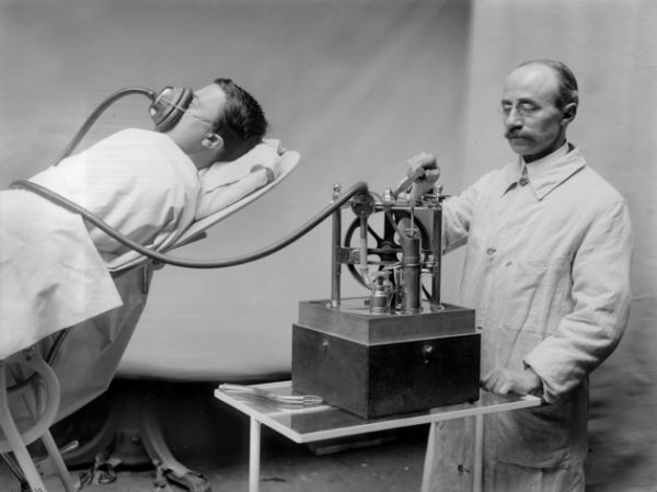 FRANCE - CIRCA 1913: R. Dubois anesthetizing machine . France, on 1913. (Photo by Boyer/Roger Viollet/Getty Images)