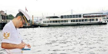 Denize Attığı 500 Cam Şişeyle Bir Denizcilik Geleneğini Sürdürmeyi Başaran Onur Astsubay