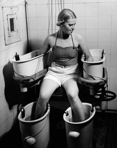 (GERMANY OUT) Four-cell galvanic bath: A young woman holds her arms and legs in four water bathes with electric current, this procedure has positive effect on blood circulation - around 1938 - Photographer: Hedda Walther - Published by: 'Die Dame' 21/1938 Vintage property of ullstein bild (Photo by Hedda Walther/ullstein bild via Getty Images)