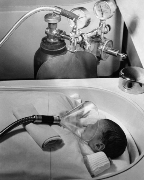 (GERMANY OUT) Germany, (III.Reich): Public health - pretime neonates hospital ward, Berlin, ChariteIncubator - adminstering of oxygen to a neonate.July 1939 No further information.- undated- Photographer: H.H.HartmannPublished by: 'Berliner Illustrirte Zeitung' 29/1939Vintage property of ullstein bild (Photo by H. H. Hartmann/ullstein bild via Getty Images)