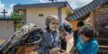 Endonezya’daki Halkın Yıllarca Ölülerle Aynı Evde Yaşayarak Sürdürdükleri Ürpertici Gelenek