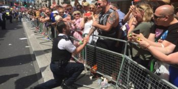 Onur Yürüyüşüne Evlenme Teklifiyle Damgasını Vuran Eşcinsel Polis ve Tüm Dünyadan Renkli Görüntüler