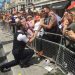 Onur Yürüyüşüne Evlenme Teklifiyle Damgasını Vuran Eşcinsel Polis ve Tüm Dünyadan Renkli Görüntüler