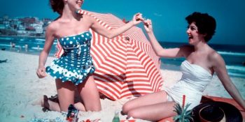 Plaj Modasının 80 Yıllık Evrimini Gösteren 20 Kumlu Fotoğraf