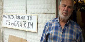 Artan Ekmekleri Toplayarak Sokak Hayvanlarını Besleyen Bir İsraf Savaşçısı: Zinnur Dede