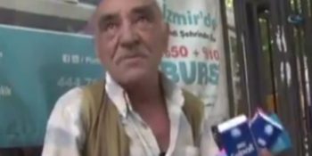 Depremde Ailesini Kaybettikten Sonra Mendil Satarak Kedilerini Doyurmaya Çalışan “Ahmet Amca”