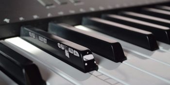 Hayatın İçindeki Objelere Kendi Çerçevesinden Bakmasını Bilen Genç Bir Sanatçı: Kristián Mensa