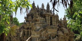 Fransız Postacının Posta Dağıtırken Bulduğu Taşlardan İnşa Ettiği Olağanüstü Yapı: Palais Ideal