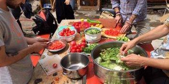 İzmir’in Güzel Yürekli Gençlerinden Anlamlı Hareket: Bombalara Karşı Sofralar