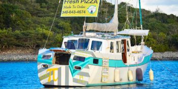İşi Gücü Bırakıp Karayipler’de Pizzacı Tekne Açarak Başarıyı Yakalayan Çiftin Hikayesi