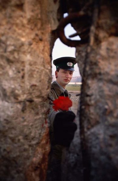 42. Berlin Duvarı’na çiçek bırakan bir Alman askeri