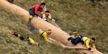 Japonya’da 1.200 Yıldır Süren Akıllara Zarar Gelenek: Onbashira Festivali