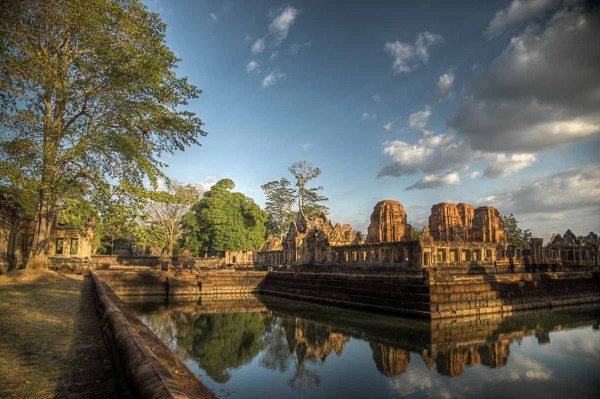 Mueang-Tam-Stone-Sanctuary_20121227_017_8_9_Khmer_-Mueang-Tam-Stone-Sanctuary_-Temple_-Thailand-600x399