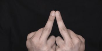 Sizi Sinirlendiren İnsanlara Kızgınlık Seviyenize Göre Gönderebileceğiniz 23 Orta Parmak GIF’i