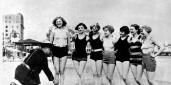 Kadınların Çilesi: 1920’lerde Kadınların Mayolarını Denetleyen Plaj Polisleri