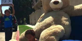 İkiz Kardeşlerin Sattığı Devasa Oyuncak Ayıyı Satın Alıp Onları Delicesine Mutlu Etmek