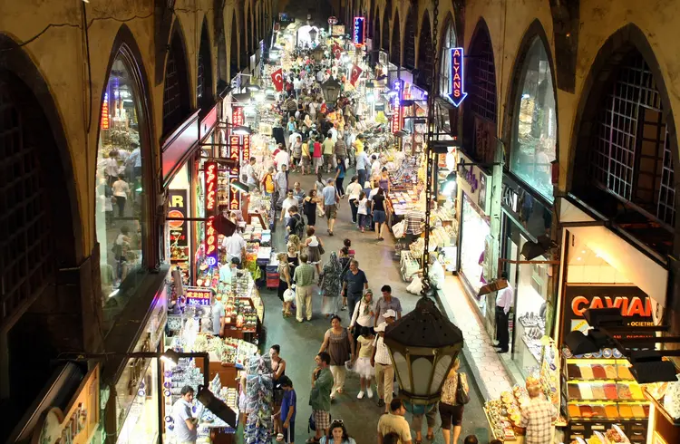 ISTANBUL'UN KALBI TARIHI CARSILARINDA ATIYOR