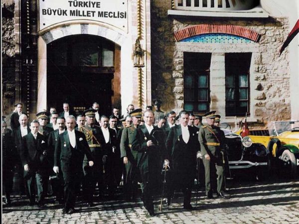 3. “Türk milletinin karakterine ve adetlerine en uygun olan idare, Cumhuriyet idaresidir.” Mustafa Kemal Atatürk