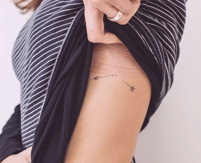artist-gives-her-friends-minimalist-tattoos-in-exchange-for-books