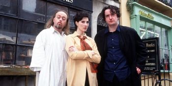 Yağmurlu Havanın Mizahla Bir İlgisi Olduğunu Düşündüren 14 Müthiş İngiliz Komedi Dizisi