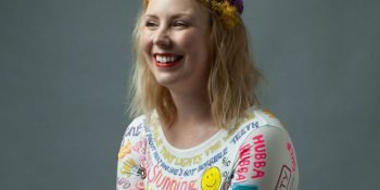 Vücudu İçin Yapılan Yorumları Giysisine Yazarak Güzellik Kalıplarıyla Dalga Geçen Cesur Sanatçı