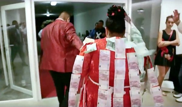 Slovakian gypsy wedding with bride showered with gold and 500 euro notes went viral on Slovakian and Russian web