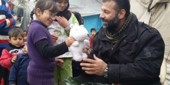 Suriye’deki Çocuklara Kaçak Yollarla Oyuncak Götüren Dünyanın En İyi Kalpli Kaçakçısı