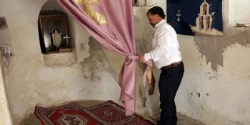 Mahallesindeki Kilisenin Bakımını Üstlenen İmam Metin Halıcı’nın Takdir Edilesi Öyküsü