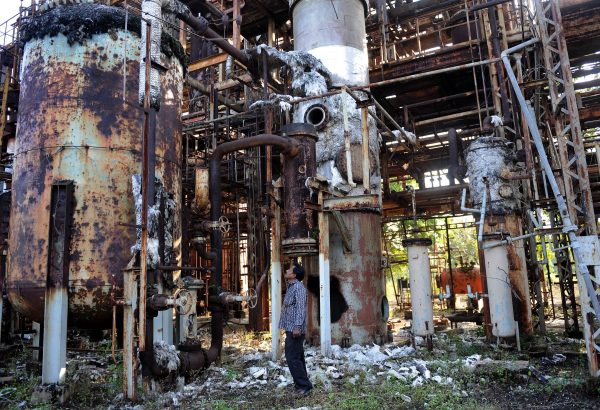 (FILES) In this photo taken on November 18, 2009, the Union Carbide factory, which now lies abandoned, is seen in Bhopal. An Indian court was due June 7, 2010, to hand down verdicts on the Bhopal gas leak, an industrial accident 25 years ago in which tens of thousands of people died or suffered horrific health problems. A lethal plume of gas escaped from a storage tank at the Union Carbide pesticide factory in the early hours of December 3, 1984, killing thousands instantly in the world's worst industrial disaster. AFP PHOTO/RAVEENDRAN/FILES