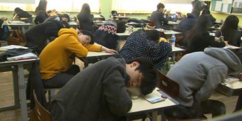 Adeta Finlandiya Eğitim Sistemine Tepki Olarak Doğmuş Bir Sistem: Güney Kore Eğitim Sistemi