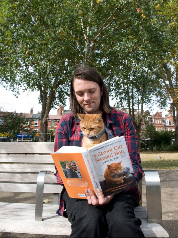 James-Bowen-reads-to-Street-Cat-Bob
