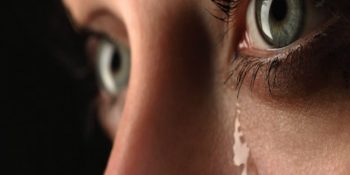 Akıttığımız Gözyaşlarının Mikroskobik Farklılıklarını Ortaya Koyan İlginç Proje